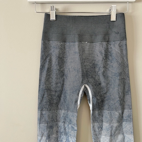 Lululemon Ebb to Train Tight *Wash White / Black / Luna Size 2 EUC - Picture 7 of 13